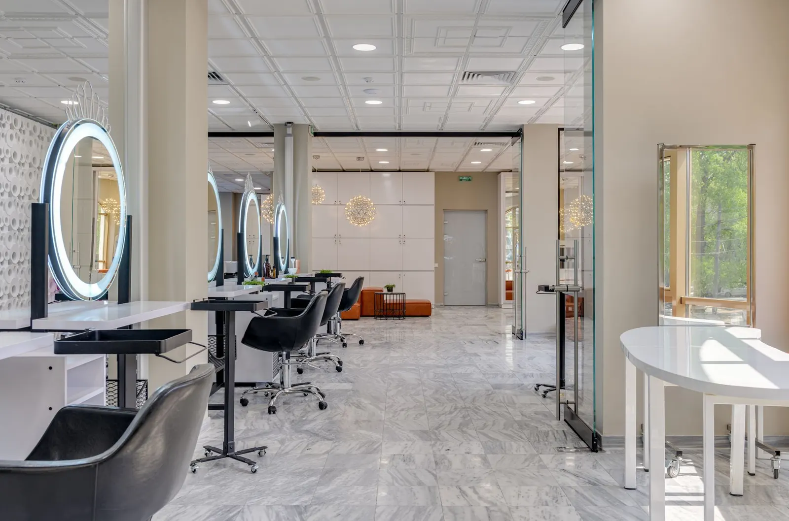 Interieur lumineux et contemporain du salon de coiffure