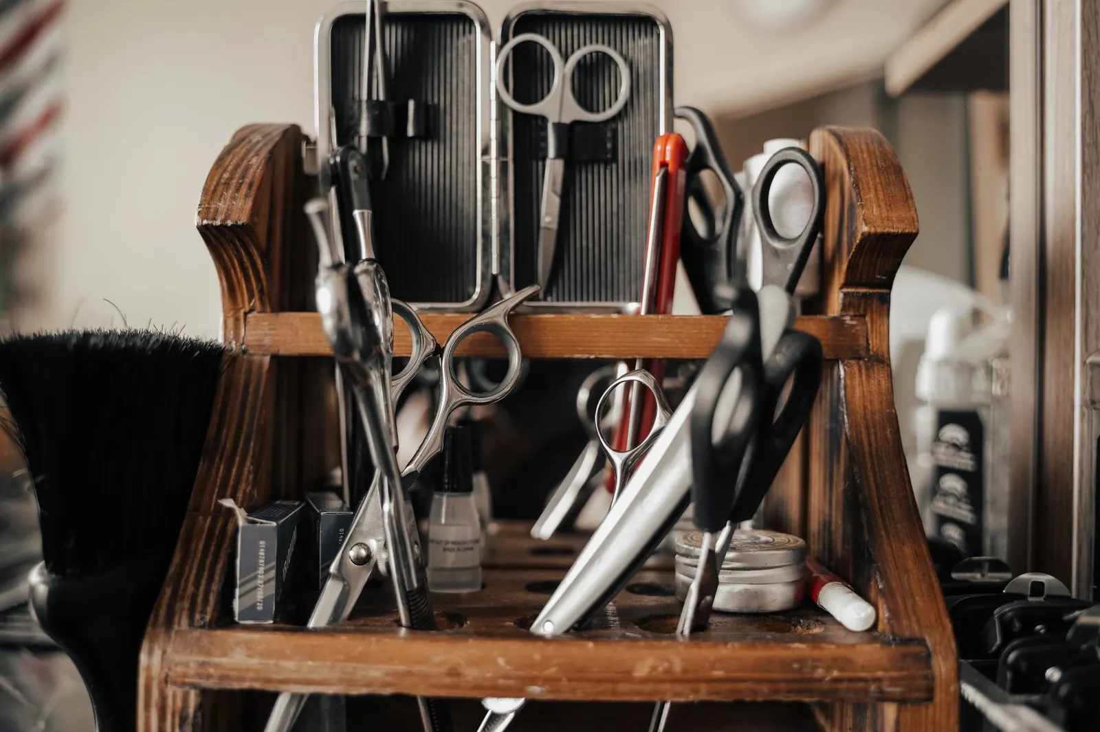 Outils de coiffure alignes sur une etagere en bois